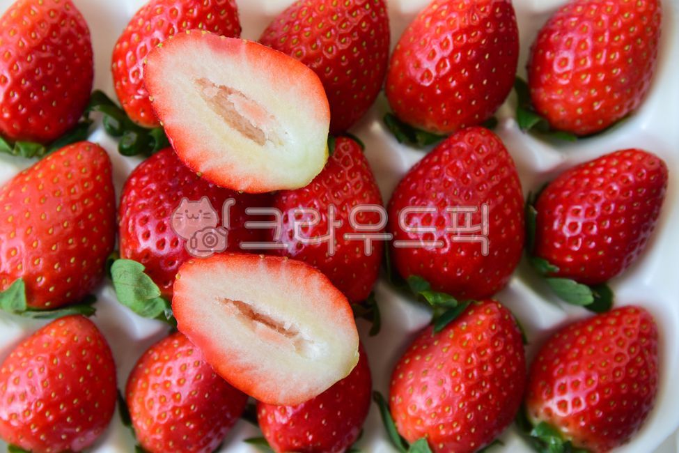 cut,half,fruit,snack,One pack,winter,seasonal fruits,red,fruits,ingredients,diet,cropped,winter strawberries,Fruit,strawberry,packaging,Seolhyang,vitamin,food,Red,dessert,foodreserves,cutting,half cut,sweet,fresh