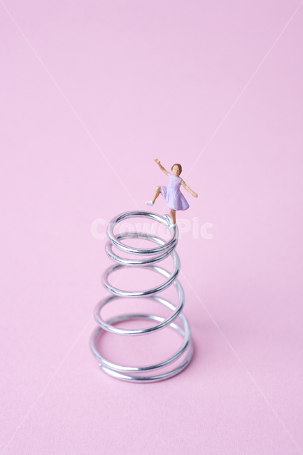 어린이,배경,스프링,봄,백그라운드,소녀,댄스,춤,메탈,왈츠,시즌,계절,핑크,분홍색,실버,핑크색,원피스,드레스,펀,유니크,전령,걸,점프,도약,시작,디자인,파스텔색,파스텔,아트,크리에이티브,여자,우먼,컨셉,아이디어,용수철,코일,연출,컨셉,콘셉,direction,concept