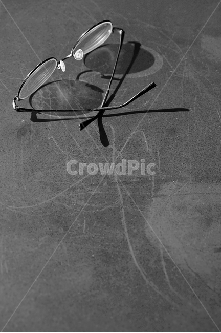 안경,안경테,사물,그림자,시력,근시,난시,glasses,흑백,흑백,모노톤,monochrome,black and white,사물,물건,오브젝트,thing,object,matter