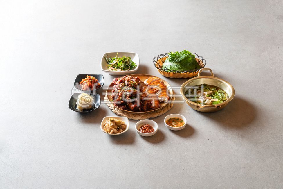 meal,side dish,Spicy pigs feet over direct fire,Pork feet,spicy pigs feet,Korean,food