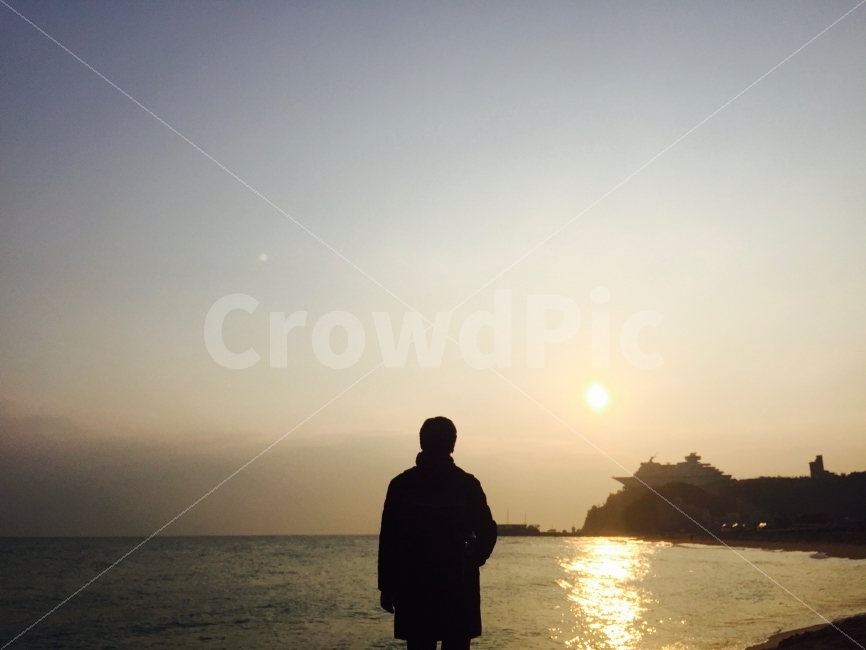 정동진,일출,바다,실루엣,겨울바다,홍글,사람,인물,인간,human,person,남성,남자,man,male,감정표현,기분,feeling,emotion,인물실루엣,사람실루엣,character silhouette,human silhouette,고독함,외로움,쓸쓸함,우울함,슬픔,lonely,solitary,연출,컨셉,콘셉,direction,concept,clothing,의류,apparel,의복