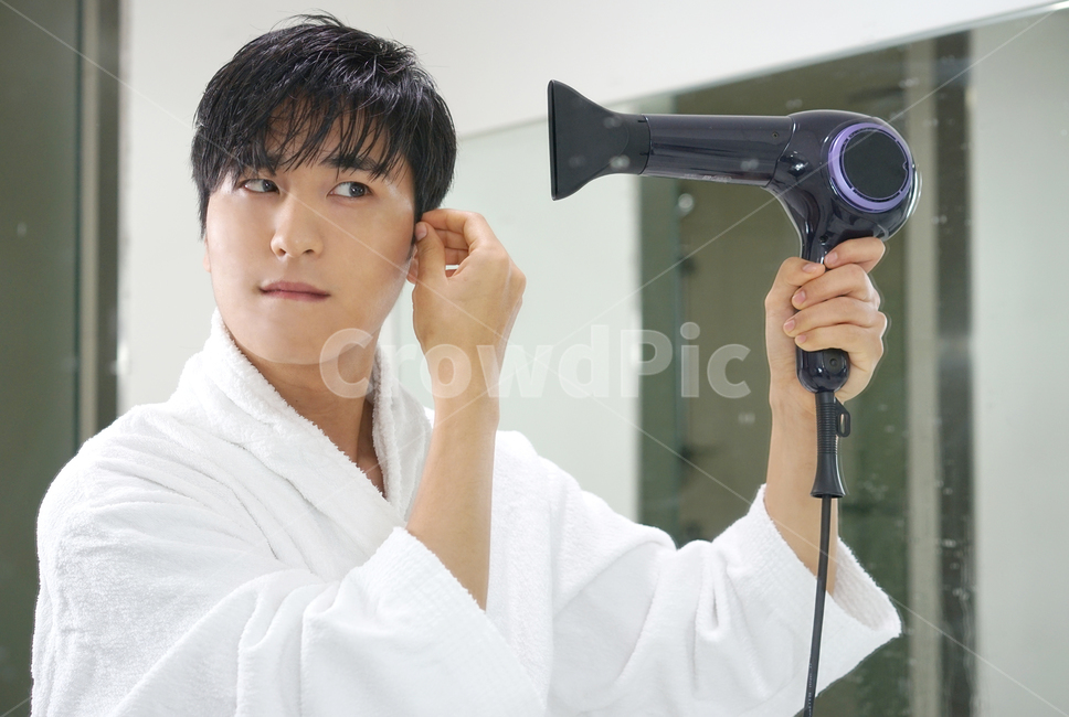 남성,남자,헤어,스타일링,목욕,샤워,드라이기,뷰티,머리카락,욕실,화장실,hair,사람,인물,인간,human,person,남성,남자,man,male,뷰티,미용,beauty treatment