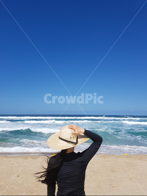 여자,바다,뒷모습,해변,하늘,파도,여자뒷모습,해수욕장,푸른하늘,밀짚모자,해변,바다,beach,sea,사람,인물,인간,human,person,여성,여자,woman,female,lady,여행,휴가,traveling,vacation,trip