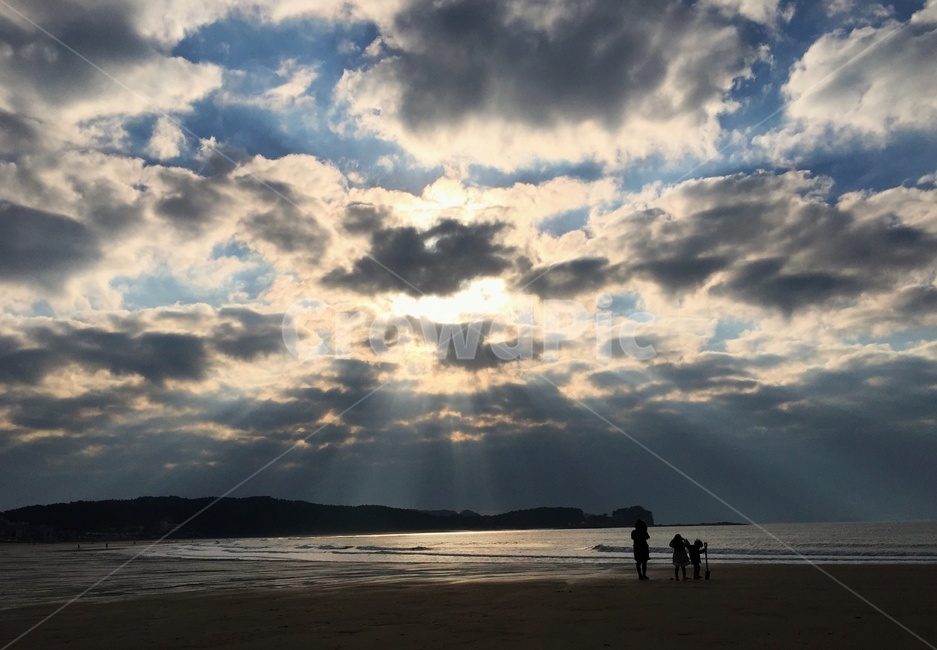 햇빛,구름,sky,빛,자연,sunlight,바다,sea,cloud,하늘,nature,weather,날씨,사람,가족,따뜻한,저녁,family,warm,sunshine,갯벌,모래,시골,자연,풍경,nature,landscape