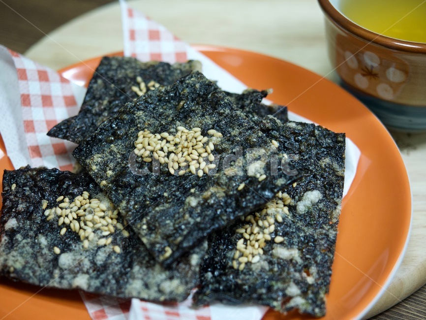 김부각,김과자,참깨,검은색음식,웰빙,한국,한국음식,아시아음식,김,크래커,쿠키,비스킷,김크래커,음식,간식,과자,음식,식재료,요리,food,cook,meal,dishes,food reserves,디저트,간식,후식,dessert,snack