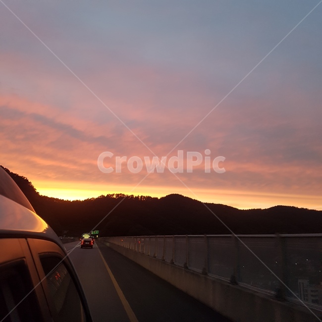 노을,일몰,하늘,보랏빛하늘,차,드라이브,고속도로,차밖풍경,sunset,car,drive,purplesky,highway,landscapefromthecarwindow,아름다움,행복,happy