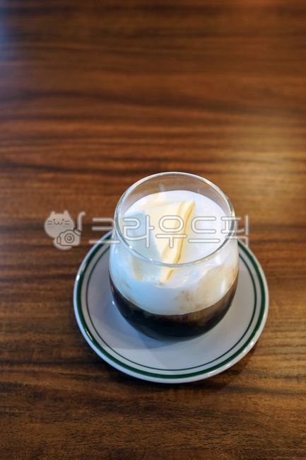 커피,카페,아인슈페너,비엔나커피,크림,음료,음식,food,beverage,cream,coffee,cafe,viennacoffee,원목테이블,나무,wood,아이스크림,woodentable,table,유리컵,컵받침,감성