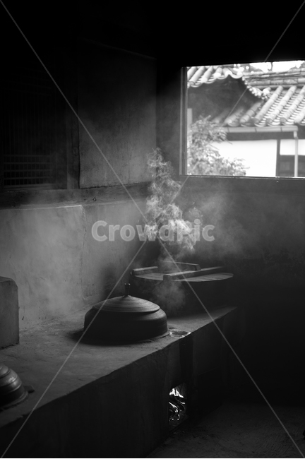 부뚜막,허난설헌생가,기와집부엌,옛날부엌,부엌,한국전통,한국문화,korean traditional,korean culture,흑백,모노톤,monochrome,black and white
