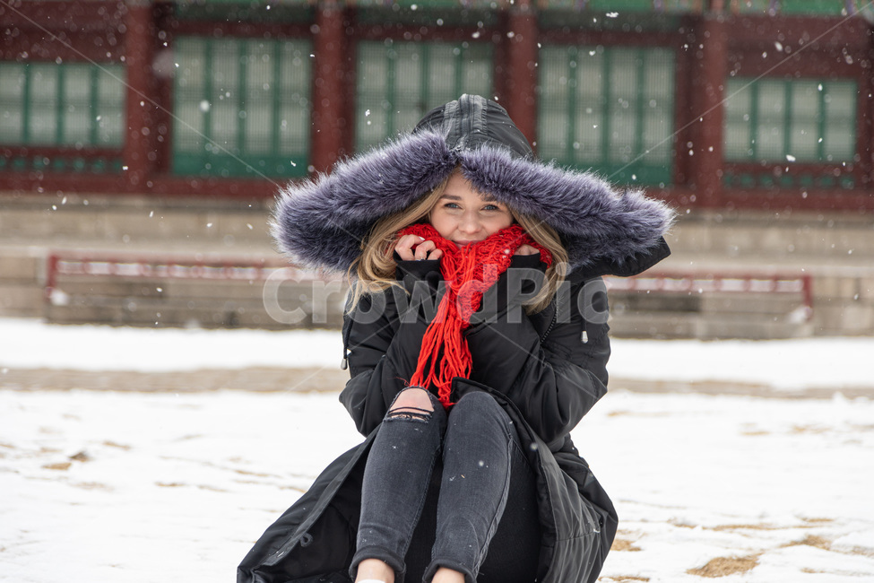 겨울,여성,감성사진,눈,사람,인물,인간,계절,휴식,winter,snow,season,female,human,apparel,의복,clothing,의류,사람,인물,인간,human,person,여성,여자,woman,female,lady