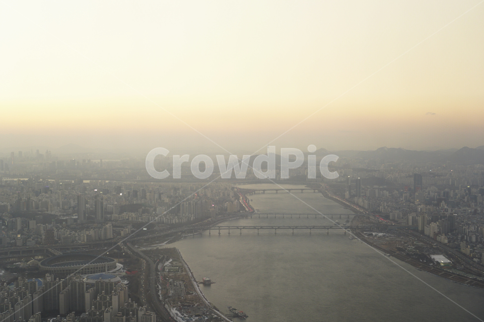 nature,자연,outdoors,옥외,landscape,경치,scenery,풍경,중국,미세먼지,바이러스,기관지,공기,청정,우환,폐렴,극한,상황,스모그,마스크,위생,건강,병,먼지,환절기,전염병,질병,의료,비염,예방,사회문제,헬스케어,황사,호흡기,세균,초미세먼지,신종바이러스,코로나,코로나바이러스,공포,독감,감기,위험,도심속,도시,서울,한강,아파트,전경,시야,흐리다,공기청정,오후,낮,먹구름,생활,​,​경제,회사,부동산,빌딩,사업,비지니스