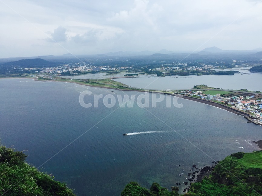 제주도,제주도풍경,배,바다,성산일출봉,마을,구름,하늘,한국풍경,한국경치,경치