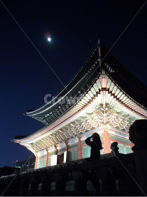 경복궁,야경,궁궐,인물,한국,고궁,전통,palace,감성,그림자,옆모습,역광,사람,tradition,저녁,밤,건축물,night,construction,structure,eave,kstyle,korea,nightview,view,human,person,emotional,shadow