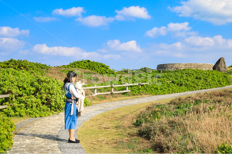 산책로,여행,오키나와,잔파공원,잔파곶,일본,풍경,배경,백그라운드,산책,파란하늘,푸른하늘,파란,하늘,흰구름,구름,자연,녹지,평화로운,둘레길,식물,하늘색,조용한,한가한,텅빈,길,산책길,공원,야외,가족여행,엄머,어머니,여성,여자,모델,사람,인물,인간,human,person,여성,여자,woman,female,lady,가족,패밀리,family,여행,휴가,traveling,vacation,trip