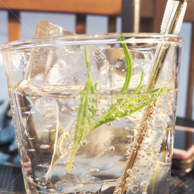음료수,탄산수,청량함,투명함,얼음