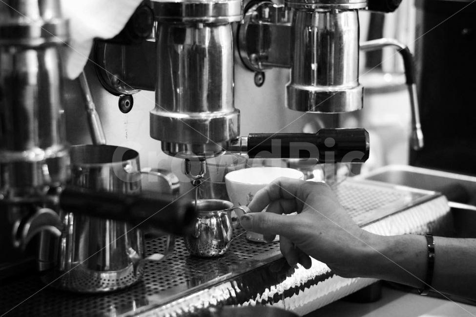 에스프레소,추출,일상,커피,카페,사람,인물,인간,human,person,커피,카페,coffee,cafe,흑백,모노톤,monochrome,black and white