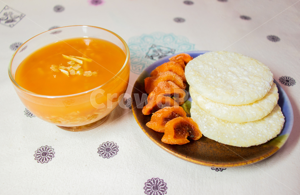 lunch,Sikhye,Thanksgiving,Lunar New Year food,new year,Lactobacillus,Rice crackers,holiday food,oriental,drink,traditional,fermentation,Eastern,tasty,breakfast,cup,sikhye,plate,hot,holiday,local,beverage,lactobacillus,dried persimmon,cooking,tradition,gla
