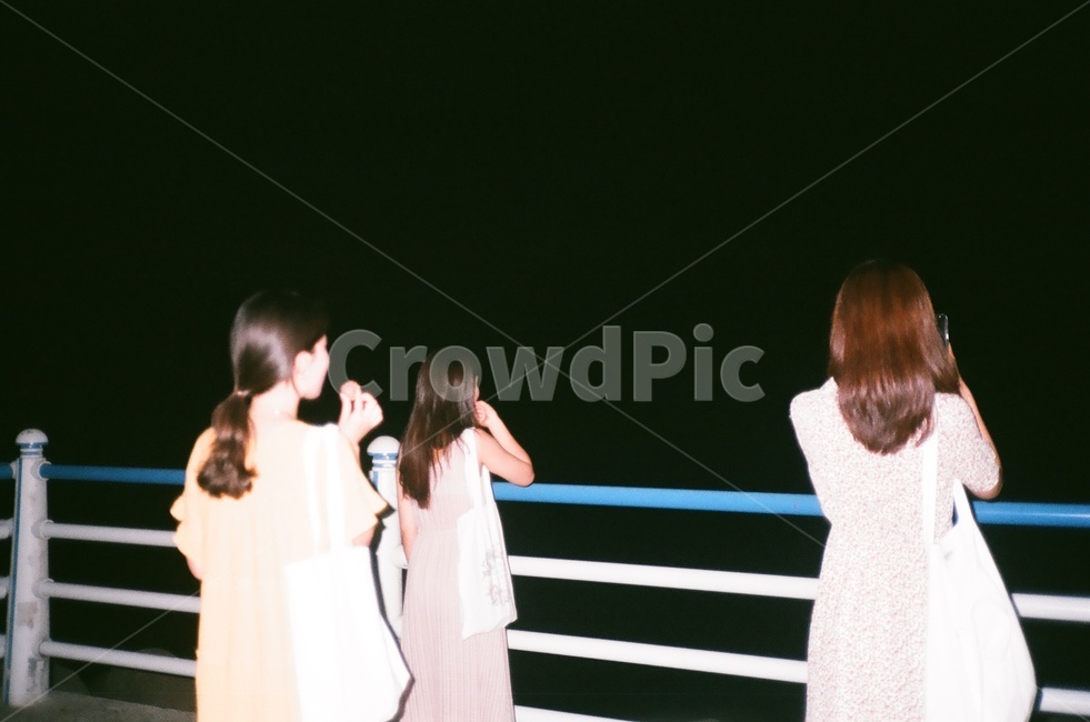 여자,친구들,여자뒷모습,우정여행,야경,뒷모습,친구,우정,friendship,companion,여행,휴가,traveling,vacation,trip