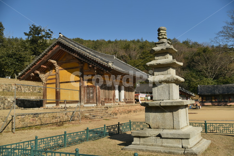 무위사,대웅전,사찰건축,맞배지붕,종교시설,목조건축,문화재,기념물,건물,기와,건축물,건물외관,exterior,building,structure,architecture,construction