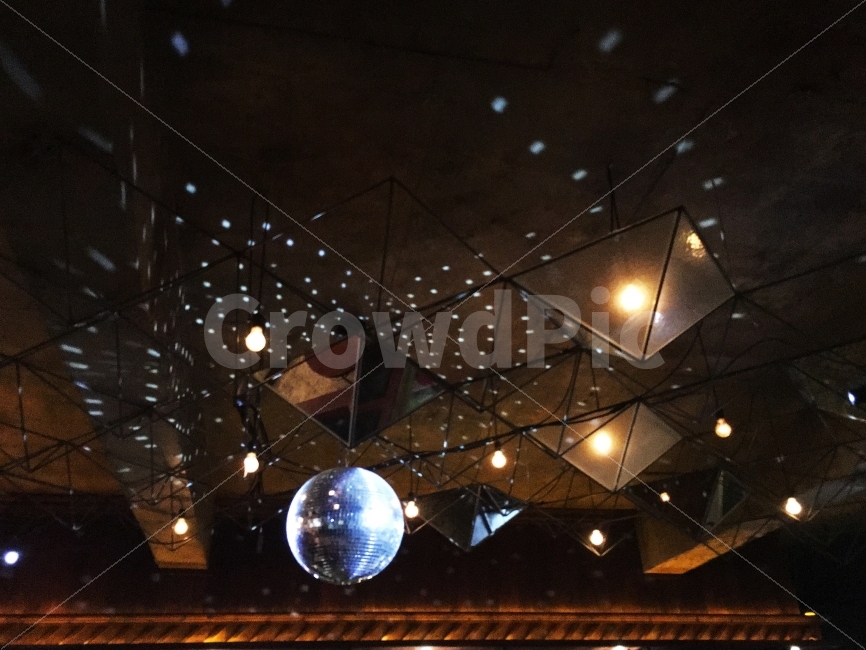 미러볼,조명,전구,반짝거림,BAR,바,천장,실내,화려한,인테리어,실내디자인,interior design