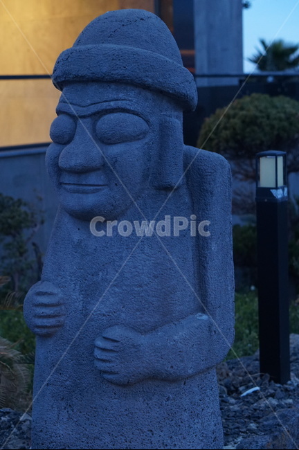 제주도,장식물,돌하르방,돌하루방,석상,제주도,jeju,jeju island,한국전통,한국문화,korean traditional,korean culture,조각상,동상,석상,조형물,statue,bronze statue,stone statue,종교,신앙,religion,belief,faith,building,건물,architecture,건축물