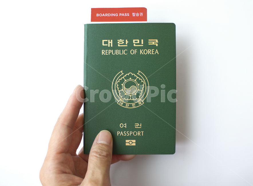 passport,id,business,card,citizen,emigration,identification,identity,international,korea,pass,republicofkorea,security,신분증,여권,한국여권,대한민국여권,사물,물건,한국,대한민국,탑,탑뷰,탑앵글,다수,여러개,여행,표지,겉면,비지니스,녹색,손,핸드,신체,신체부위,손가락,여자손,잡기,들고있는,그린,초록색,흰배경,여행,휴가,traveling,vacation,trip