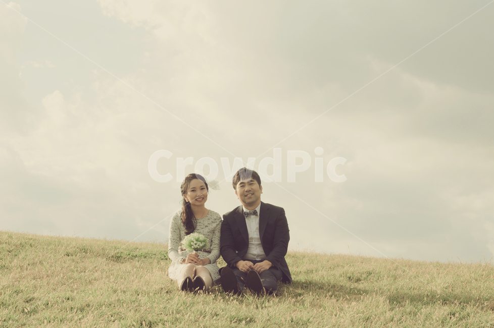 연인,인물,커플,셀프웨딩,couple,wedding,감성사진,사랑,행복,부케,하늘,공원,잔디,감성,love,happiness,남자,여자,신혼,결혼,세미웨딩,park,올림픽공원,olympicpark,구름,sky,cloud,언덕,hill,함께,사람들,대중,군중,other people,crowd,연인,커플,사랑,lover,couple,결혼,혼례,웨딩,wedding,marriage,marry