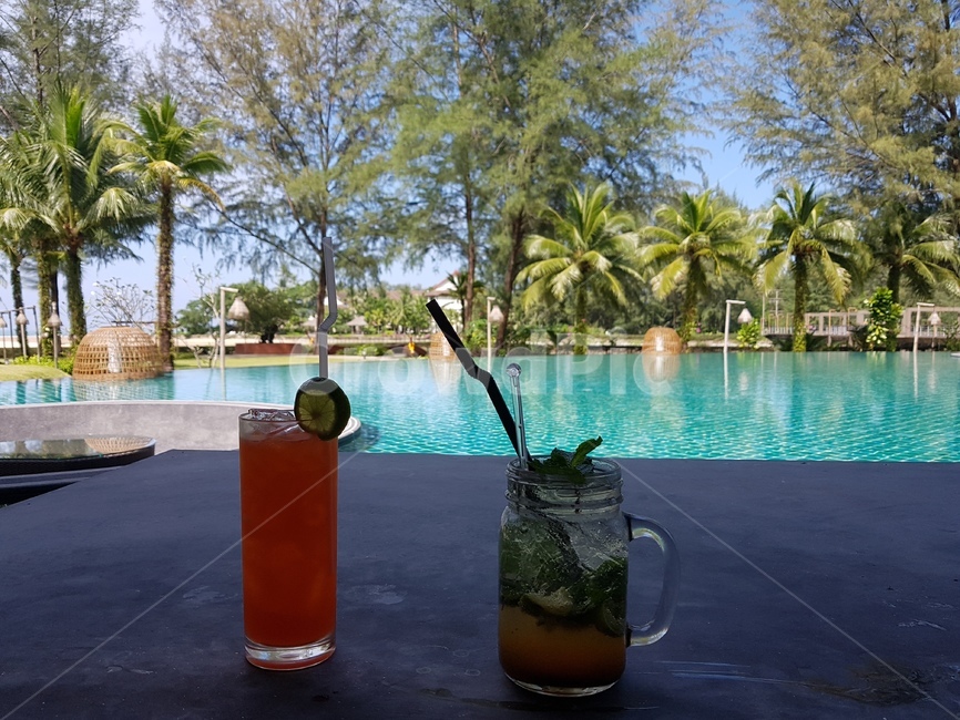 휴양지,리조트,풀빌라,동남아,카오락,cocktail,칵테일,beverage,음료,수영장,야자수,수영장뷰,칵테일바,모히또,라임,음료수,drink,beverage,술,주류,alcohol