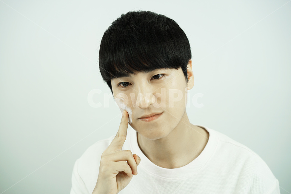 남자,뷰티,스킨케어,피부관리,화장품,로션,beauty,skincare,cosmetic,남성,lotion,그루밍족,사람,인물,인간,human,person,얼굴표정,facial expression,face,남성,남자,man,male,감정표현,기분,feeling,emotion,뷰티,미용,beauty treatment