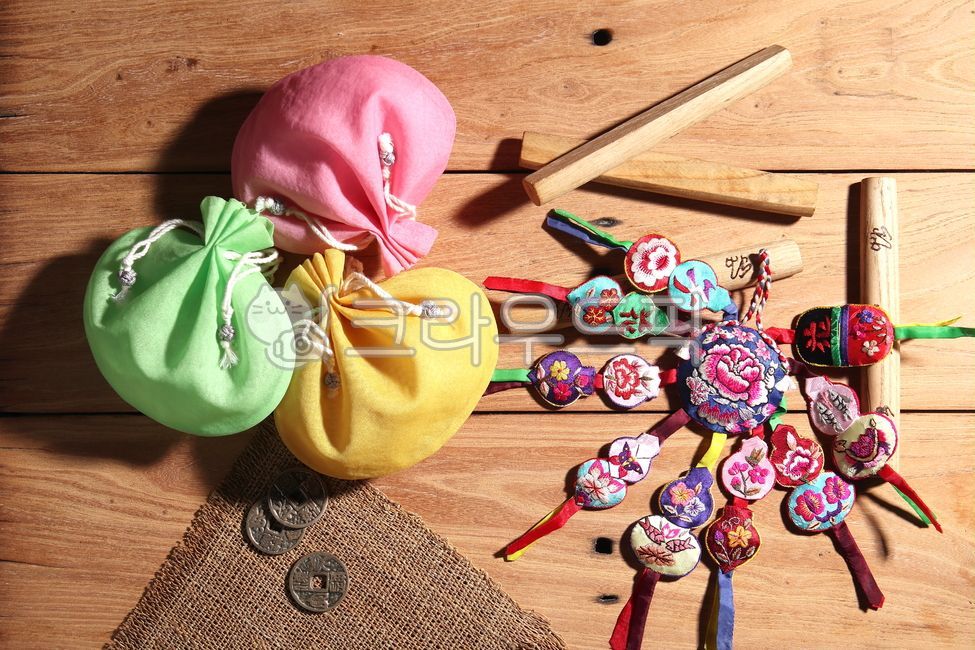 명절,복주머니,엽전,배경판,핑크,한국전통이미지,나무,목재