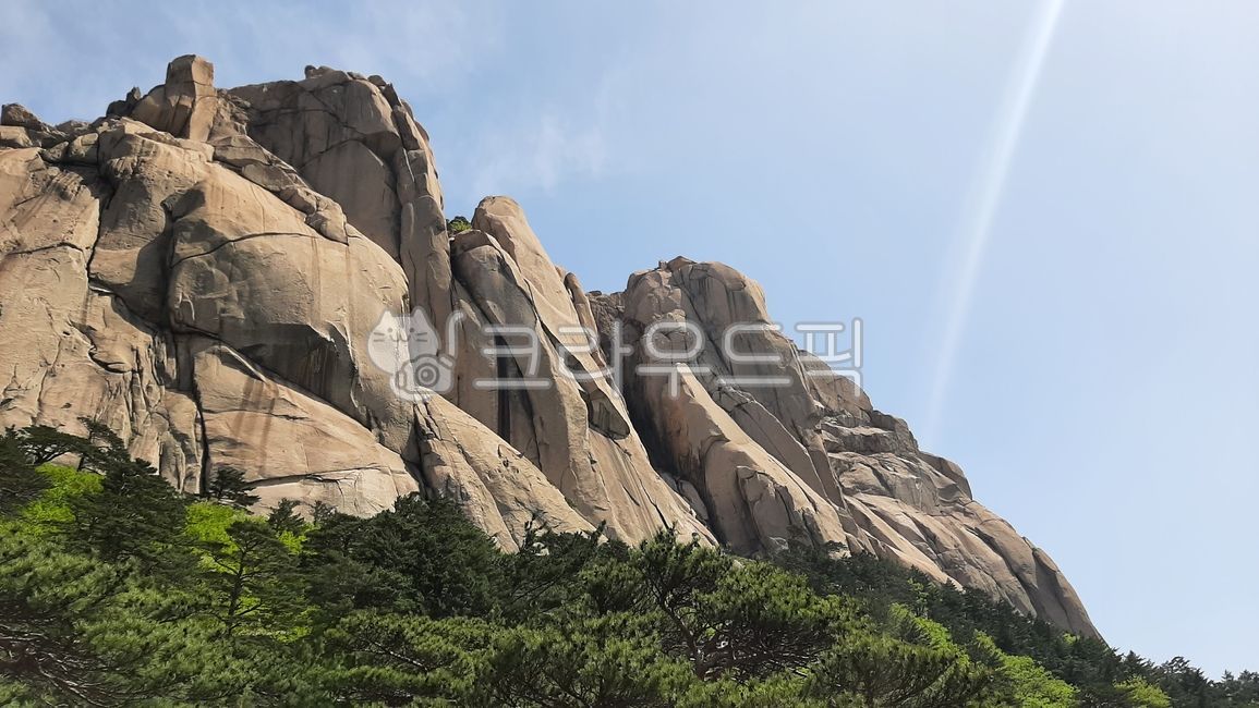 울산바위,설악산국립공원,바위,자연,산정상,산꼭대기,절벽,나무,하늘,구름,바위산,전망,경치,풍경
