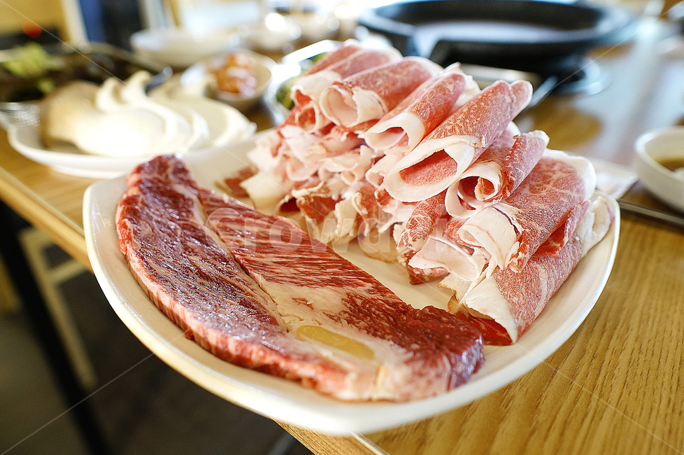 bbq,meat restaurant,marbled,good times,raw meat,Korean beef,Korean beef sirloin,food