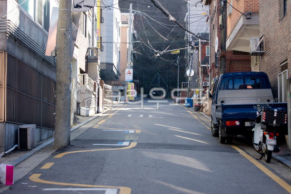 골목길,골목,길,도로,주택가,동네,자동차,오르막길,오토바이