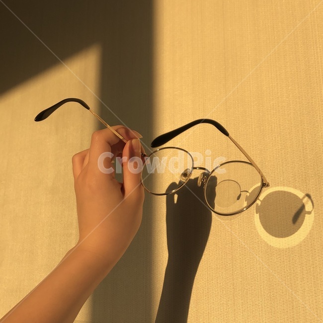 그림자,안경,손,햇빛,자연광,사물,물건,오브젝트,thing,object,matter