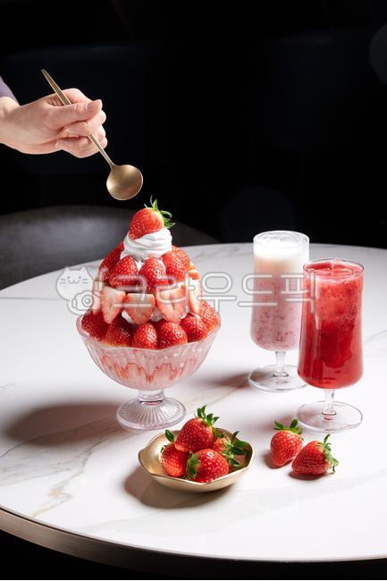 dessert,Strawberry dessert,Strawberry cake,Strawberry shaved ice,strawberry,Strawberry Party,food