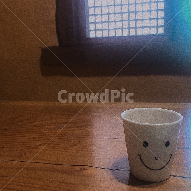 컵,cup,스마일,smile,나무탁자,사물,물건,오브젝트,thing,object,matter