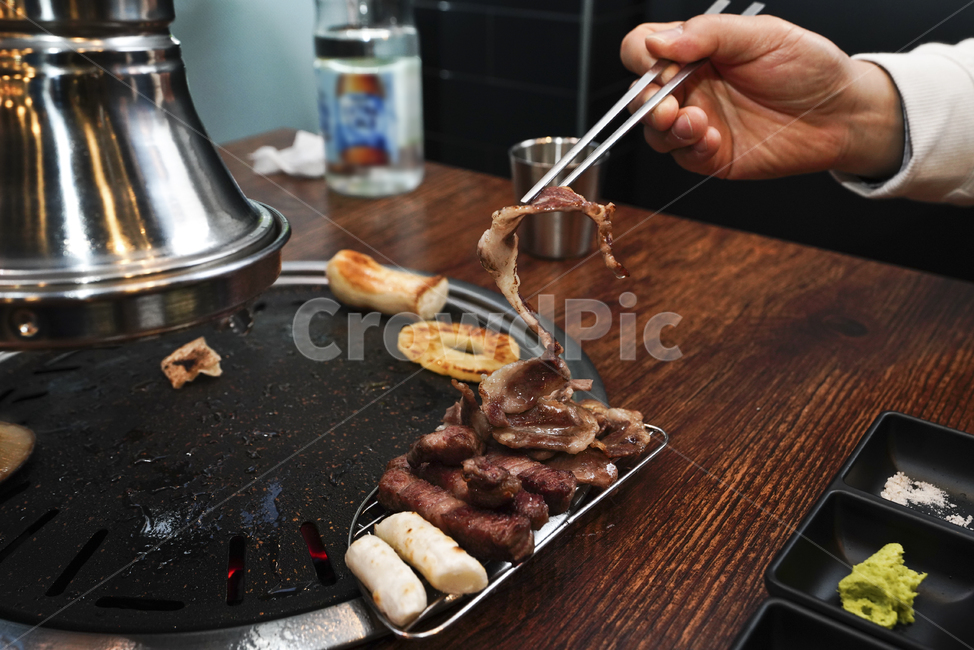 고기,육류,육식,돼지,흑돼지,불판,음식,푸드,food,구이,식사,술안주,안주거리,한식,korean,사람,인물,인간,human,person,신체일부,몸,body,음식,식재료,요리,food,cook,meal,dishes,food reserves,육류,고기,meat