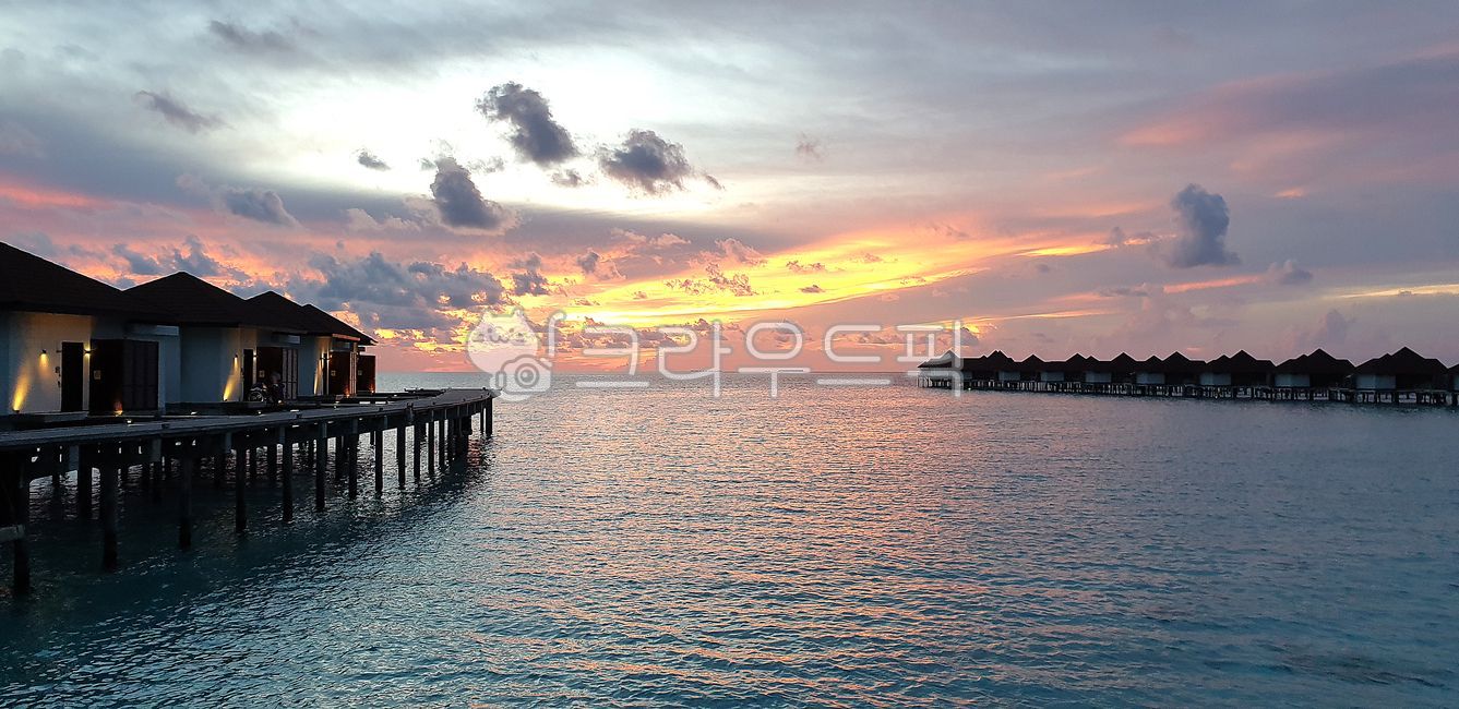 해변,몰디브,석양,노을,바다,하늘,선셋,water,물,waterfront,워터프론트,pier,교각,port,포트,dock,독,휴양지,휴양