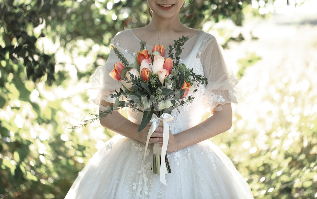 식물,사람,꽃부케,꽃,flower,flowerbouquet,flowerarrangement,의류,웨딩,weddingsnap,사람,인물,인간,human,person,여성,여자,woman,female,lady,결혼,혼례,웨딩,wedding,marriage,marry