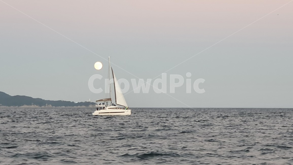 요트,달,선상,배,바다,저녁,transportation,교통,vehicle,차량,boat,보트,vessel,용기,watercraft,선박