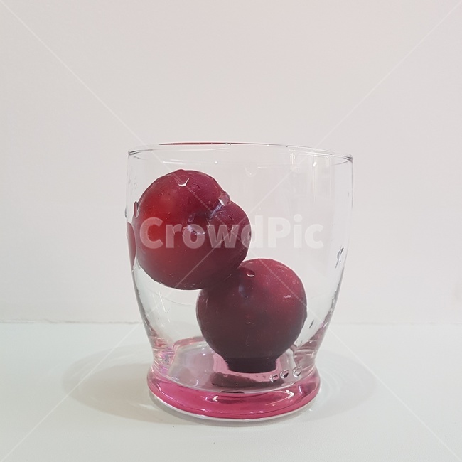 자두,컵속자두,과일,빨간,자두와컵,컵과자두,싱그러움,빨강,붉은,붉은색,신과일