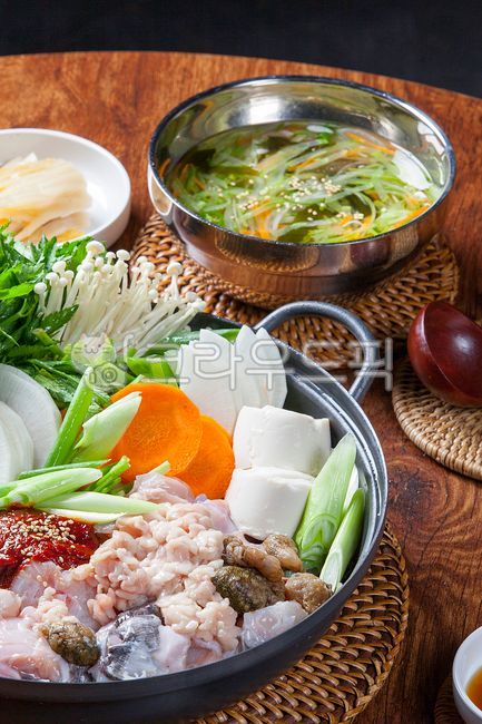 onion,seasoning sauce,Rattan,restaurant menu,Enoki Mushroom,green onion,sauce,mushroom dish,crotch,bang,bamboo stand,Eastern swan,dynamic,Steamed,Soft tofu stew,Steamed monkfish,mushroom,delicacy,Monkfish stew,Monkfish dish,Soup dish,Steamed dish,Mushroom