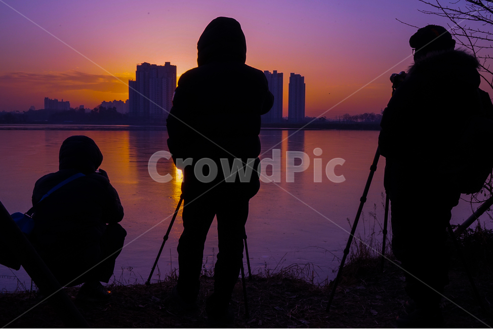 여명,도시,호수,건물,사람들,남자,사진가,사람들,대중,군중,other people,crowd,인물실루엣,사람실루엣,character silhouette,human silhouette,사진작가,포토그래퍼,photographer,silhouette,실루엣,human,인간,person,사람