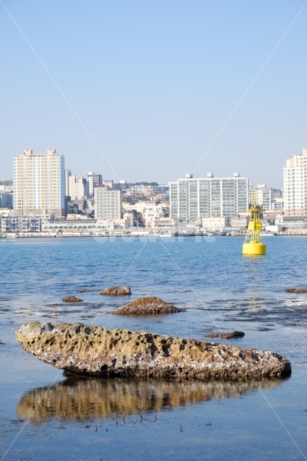 바닷가,해안가,부이,감성,바다,하늘,아파트,해안,바위,암석,항구,자연,도시,풍경,city,landscape,한국도시풍경,한국도시경관,korea cityscape,vehicle,차량,transportation,교통,boat,보트,watercraft,선박,vessel,용기