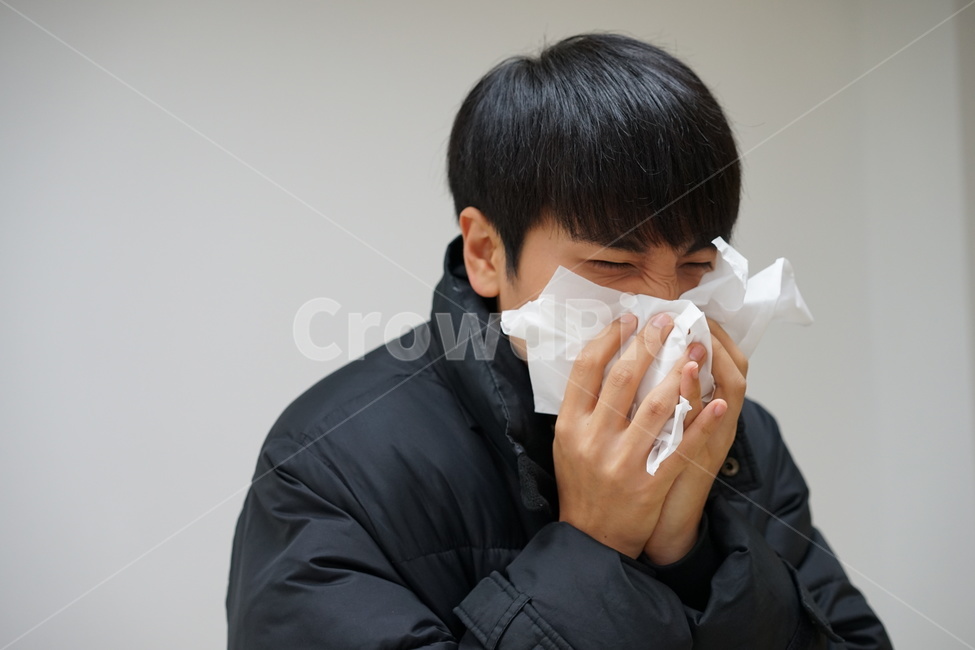 휴지,기침,재채기,감기,코감기,미세먼지,질병,콧물,이비인후과,남성,남자,청년,아픔,겨울,계절,winter,season,사람,인물,인간,human,person,남성,남자,man,male,건강,헬스웨어,헬스케어,healthware,health care