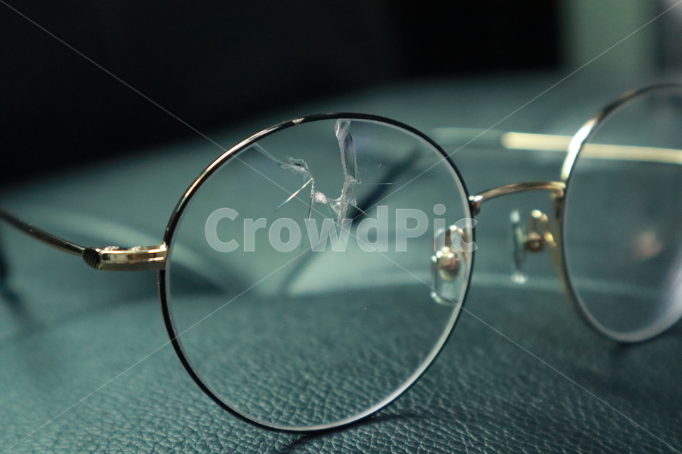 안경,깨진안경,glasses,accessory,broken,brokenglasses,사물,물건,오브젝트,thing,object,matter
