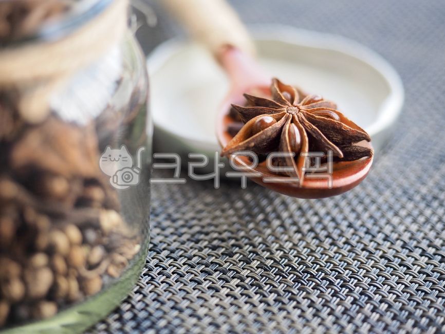 스타아니스홀,향신료,팔각,팔각향,별모양,아니스,향기,음식,유기농,요리,요리재료,갈색,건조식품,향료,staranisehall,spice,octagon,octagonal,starshape,anise,scent,food,organic,cooking,cookingingredients,brown,dryfood,spices,정향,산초,숟가락,나무숟가락