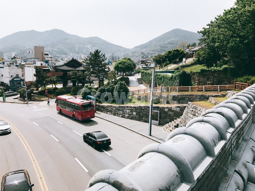 여수,도로,돌담길,돌길,여수진남관,도시,풍경,city,landscape,vehicle,차량,bus,버스,transportation,교통,car,차,automobile,자동차