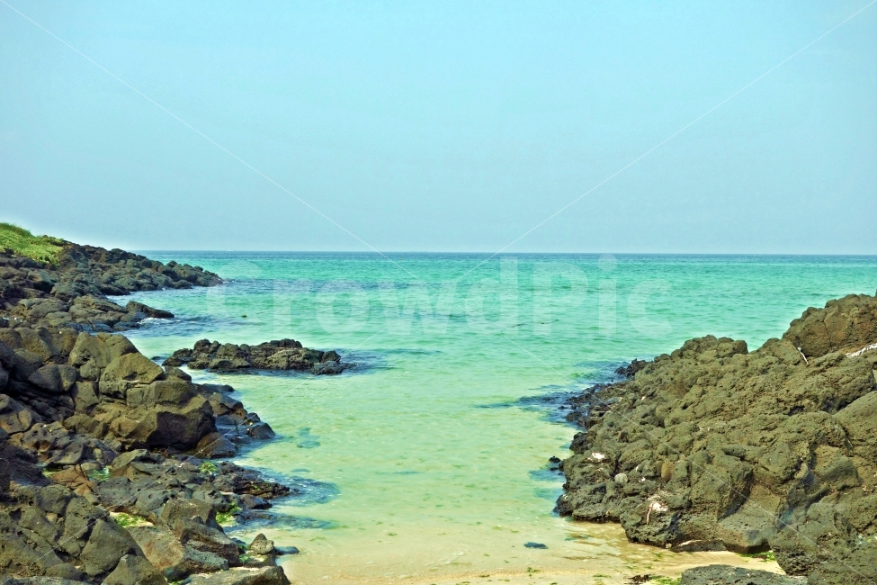 제주도,함덕서우봉해변,에메랄드,현무암,바다,수평선,돌,흰,푸른,하늘,백사장,망망대해,바닷가,파도,물결,자연,풍경,nature,landscape,해변,바다,beach,sea,제주도,jeju,jeju island,promontory,곶,outdoors,옥외,ocean,대양,water,물,shoreline,해안선