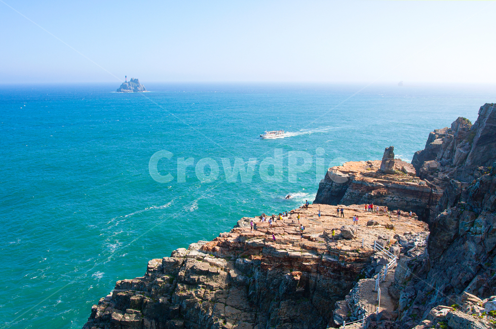 naturelandscape,cliff,crowd,Taejongdae,ship,Korean natural landscape,scenery,geology,coastal cliff,sea,summer,landform,rock,rocks,Busan,Korean nature,Korea,sky,Korean landscape,Busan sea,nature,island,tourist destination,stone statue,fishing,photo,Busan T