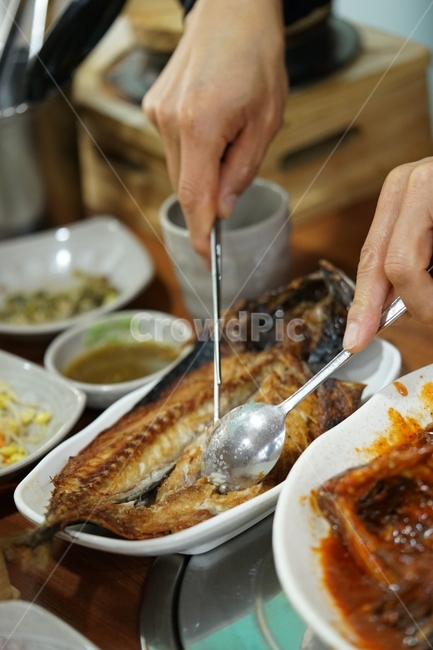 식사,반찬,음식,생선,먹방,푸드,먹거리,접시,술안주,안주,만남,식욕,식감,음식사진,고등어,고등어구이,숟가락,한식,음식,식재료,요리,food,cook,meal,dishes,food reserves,수산물,해산물,fishery products,seafood,한식,한국음식,한국요리,korean food,korean dishes,korean meal,korean cook